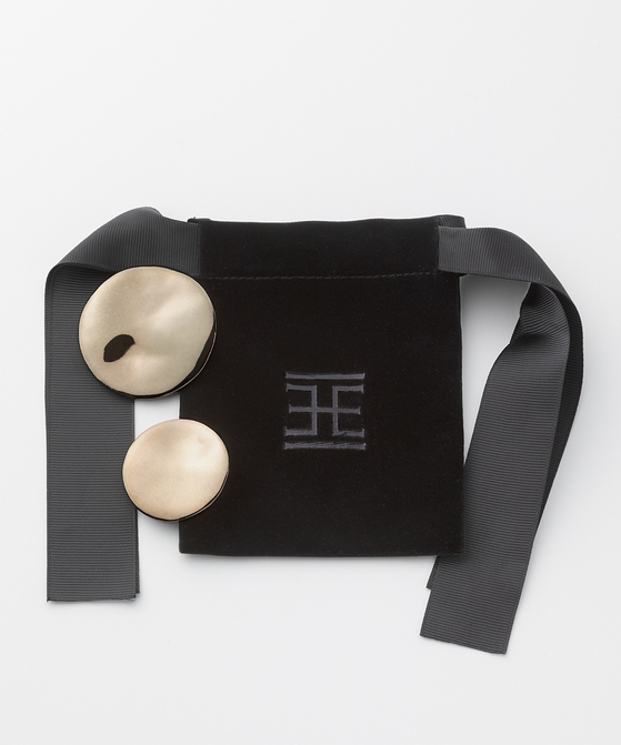 ウェイビーブローチ