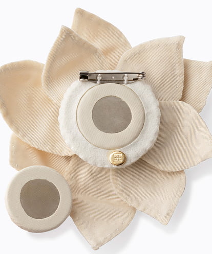 EAUVIRE マグネット付きスパンコールコサージュ ブラック