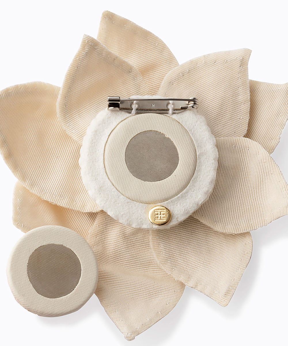 EAUVIRE マグネット付きスパンコールコサージュ ブラック