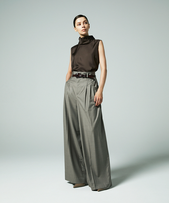 EAUVIRE スタンドカラーノースリーブブラウス ブラウン