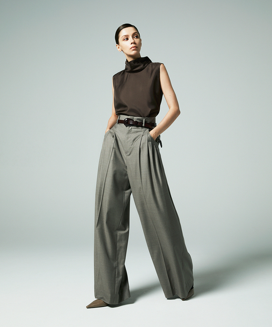 EAUVIRE スタンドカラーノースリーブブラウス ブラウン