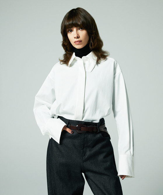 スロートタブ付きシャツ