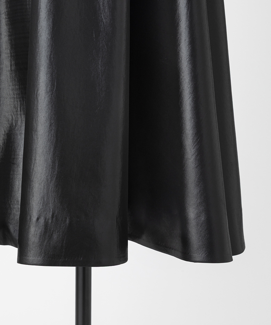 EAUVIRE グロッシーサテンフレアスカート ブラック