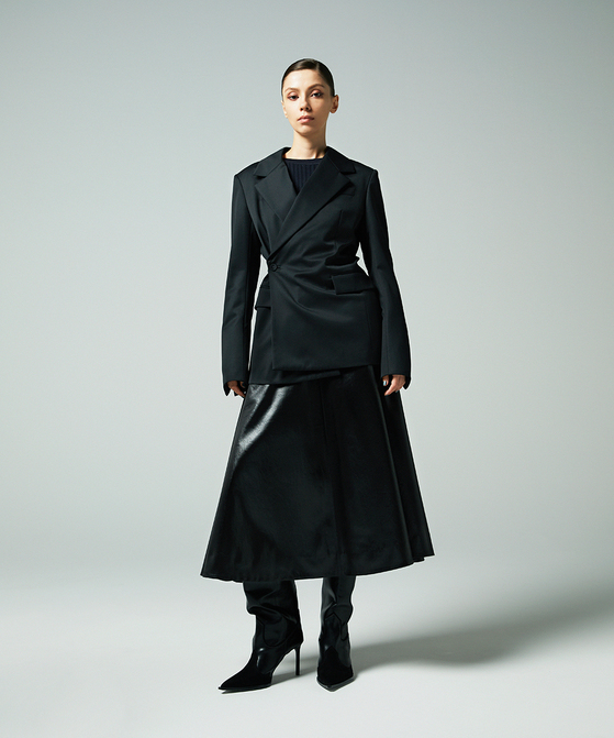 EAUVIRE グロッシーサテンフレアスカート ブラック