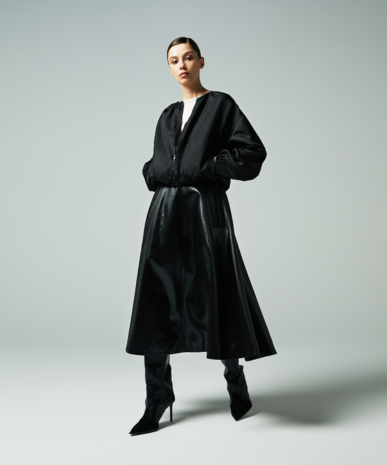 EAUVIRE グロッシーサテンフレアスカート ブラック